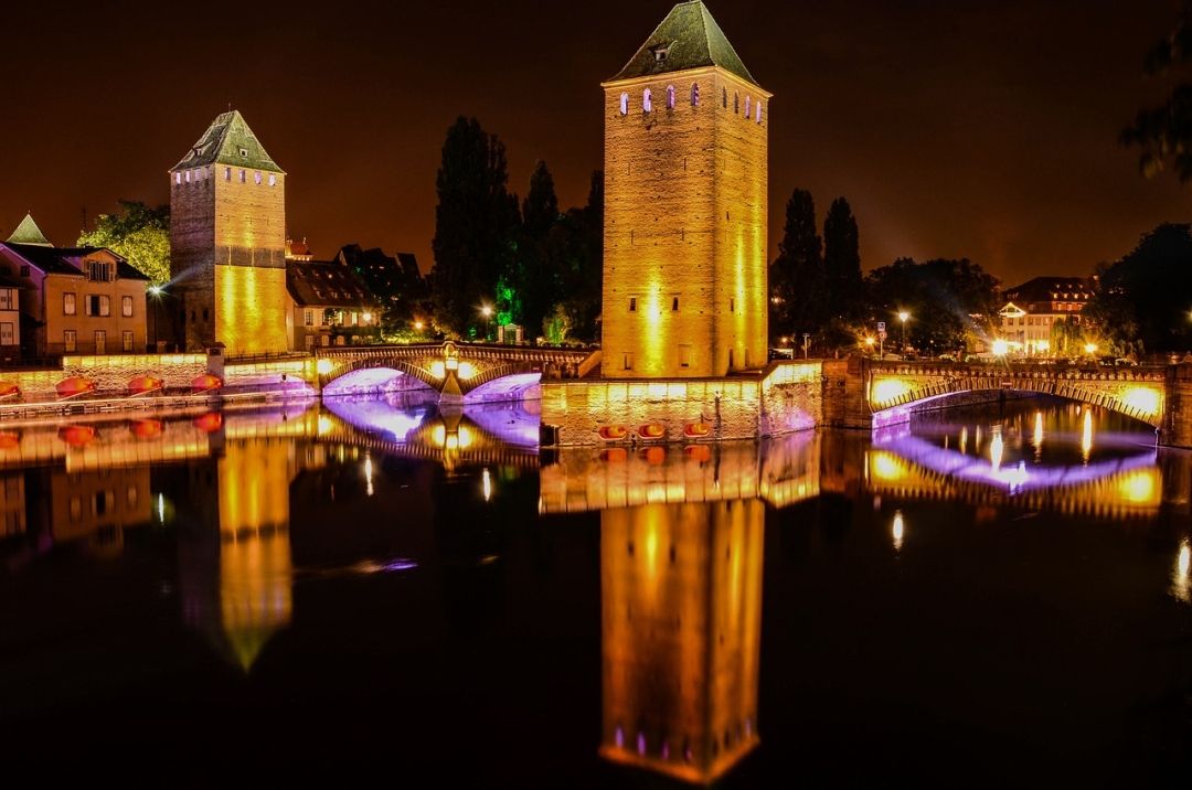 Photo de strasbourg et des ponts couverts de nuit